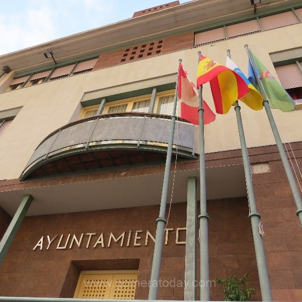 La oposición en el Ayuntamiento de Valle Gran Rey solicita informe jurídico sobre la situación del alcalde y el concejal de servicios tras la disolución de&nbsp;NC